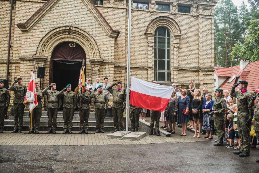 Podniesienie flagi na maszt pod Kościołem Matki Boskiej Częstochowskiej podczas Święta 1 Pułku Ułanów Krechowieckich w Augustowie