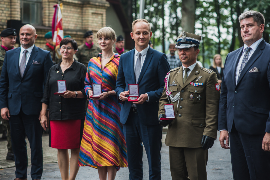 Wyróżnieni Medalem pamiątkowym z okazji 25-lecia Powiatu Augustowskiego podczas Święta 1 Pułku Ułanów Krechowieckich w Augustowie