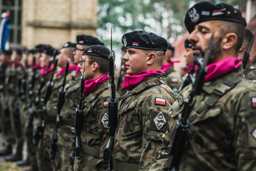 Żołnierze 1 Batalionu Czołgów Ułanów Krechowieckich podczas Święta 1 Pułku Ulanów Krechowieckich w Augustowie