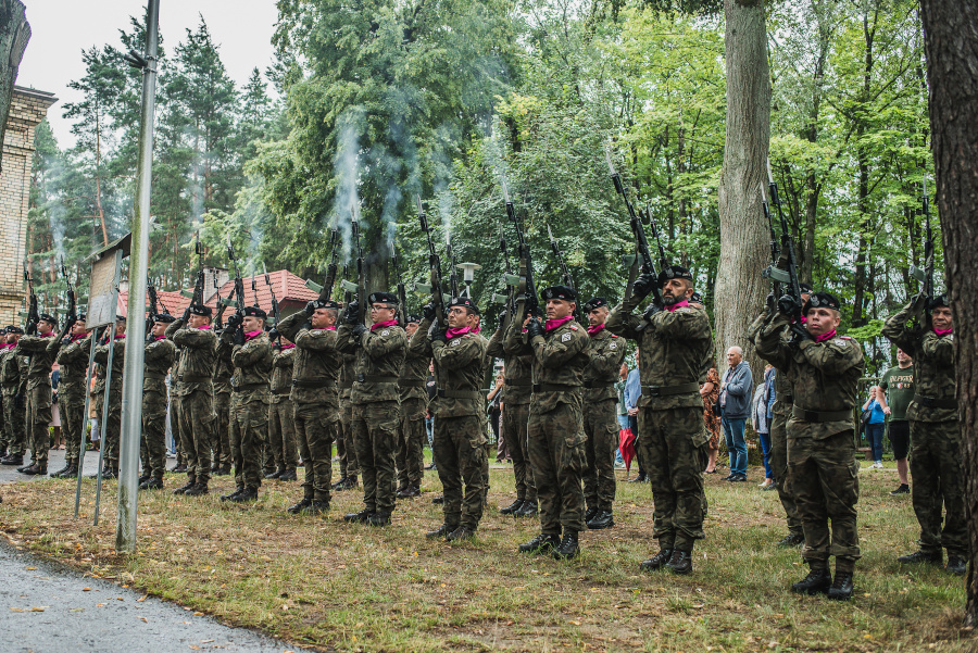 Salwa honorowa podczas Święta 1 Pułku Ulanów Krechowieckich w Augustowie