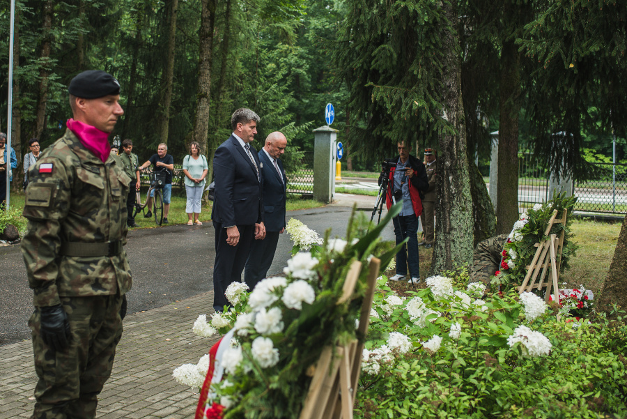 Złożenie wiązanek kwiatów przez Starostę Piotra Rusieckiego i Wicestarostę Wojciecha Szczudło pod pomnikami na placu przy Kościele Matki Boskiej Częstochowskiej