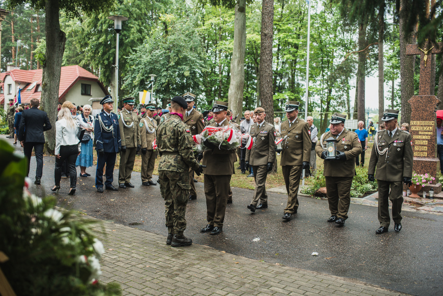 Delegacja Żołnierzy Wojska Polskiego składająca wiązanki kwiatów pod pomnikami na placu przy Kościele Matki Boskiej Częstochowskiej