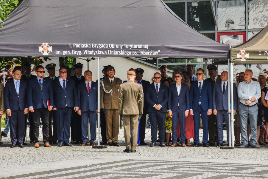Meldunek Dowódcy 1PBOT podczas uroczystości związanych ze złożeniem przysięgi przez żołnierzy 1 Podlaskiej Brygady Obrony Terytorialnej