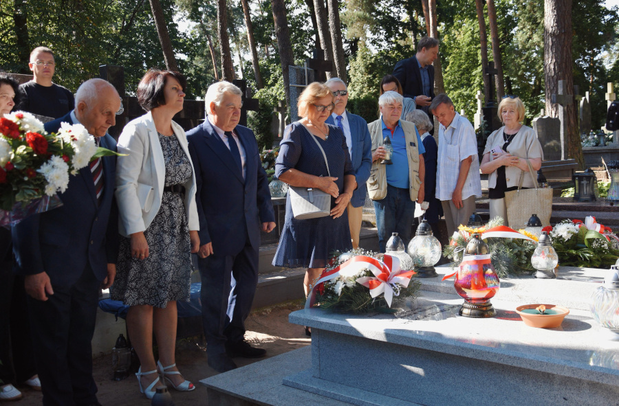 Złożenie kwiatów i zapalenie zniczy na grobie Juliana Wierzbickiego podczas uroczystych obchodów 80. Rocznicy jego śmierci 