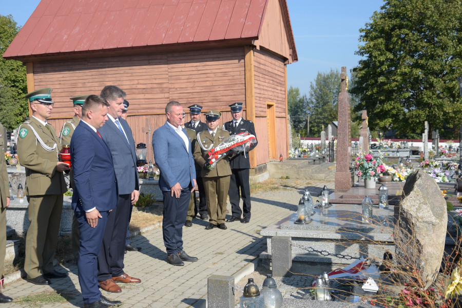 Złożenie kwiatów i zapalenie zniczy na grobie Legionistów na cmentarzu w Rygałówce