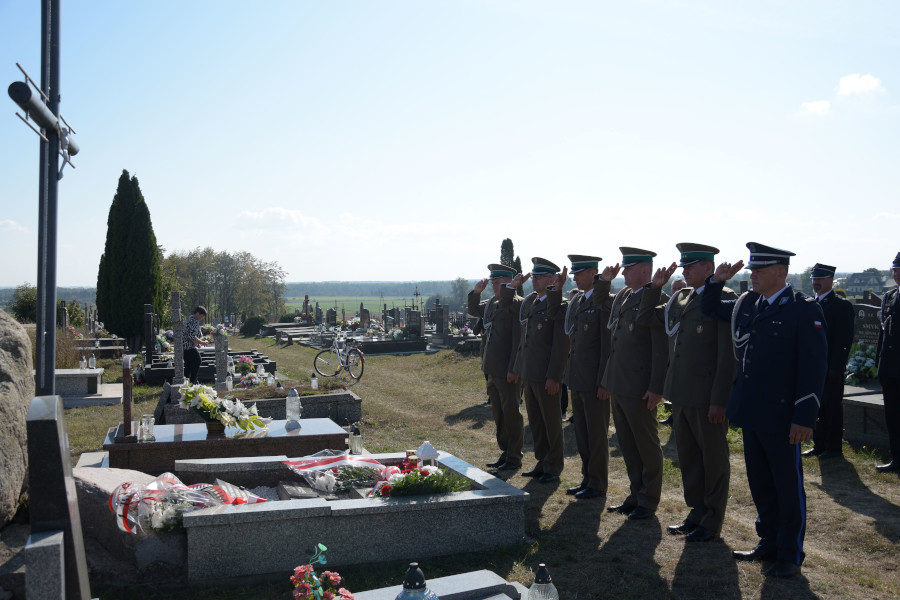 Oddanie hołdu przy grobie zamordowanych przez Sowietów dwóch funkcjonariuszy służby granicznej i funkcjonariusza policji