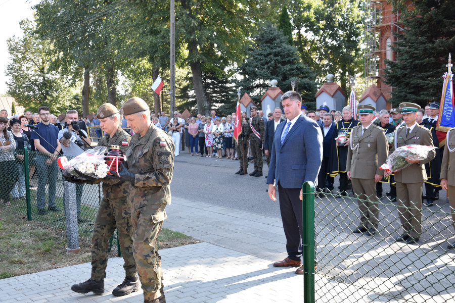 Złożenie kwiatów przez Starostę Augustowskiego pod obeliskiem upamiętniającym pobyt Marszałka Józefa Piłsudskiego w Lipsku