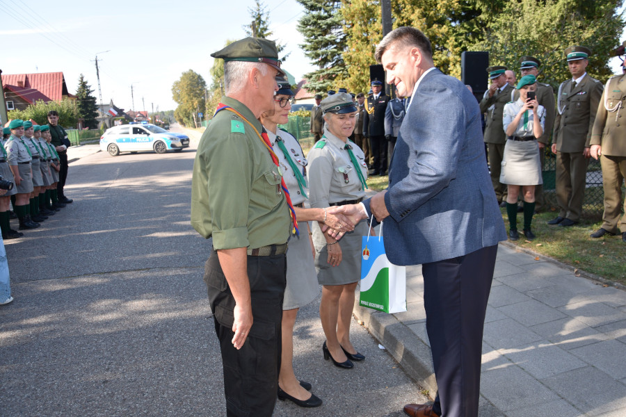 Wręczenie upominku z okazji jubileuszu 20-lecia 6 Lipskiej Drużyny Harcerskiej Służby Granicznej „Żubry”