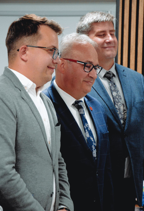 Na zdjęciu od lewej: Przewodniczący Rady Powiatu M. Kotarski, Burmistrz Augustowa M. Karolczuk i Starosta P. Rusiecki podczas Inauguracji roku akademickiego Stowarzyszenia Uniwersytet Trzeciego Wieku w Augustowie