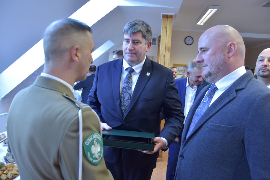 Wręczenie pamiątkowego grawertonu ppłk SG J. Oborskiemu przez Starostę P. Rusieckiego oraz Wicestarostę W. Szczudło podczas uroczystości nadania imienia Placówce Straży Granicznej w Augustowie