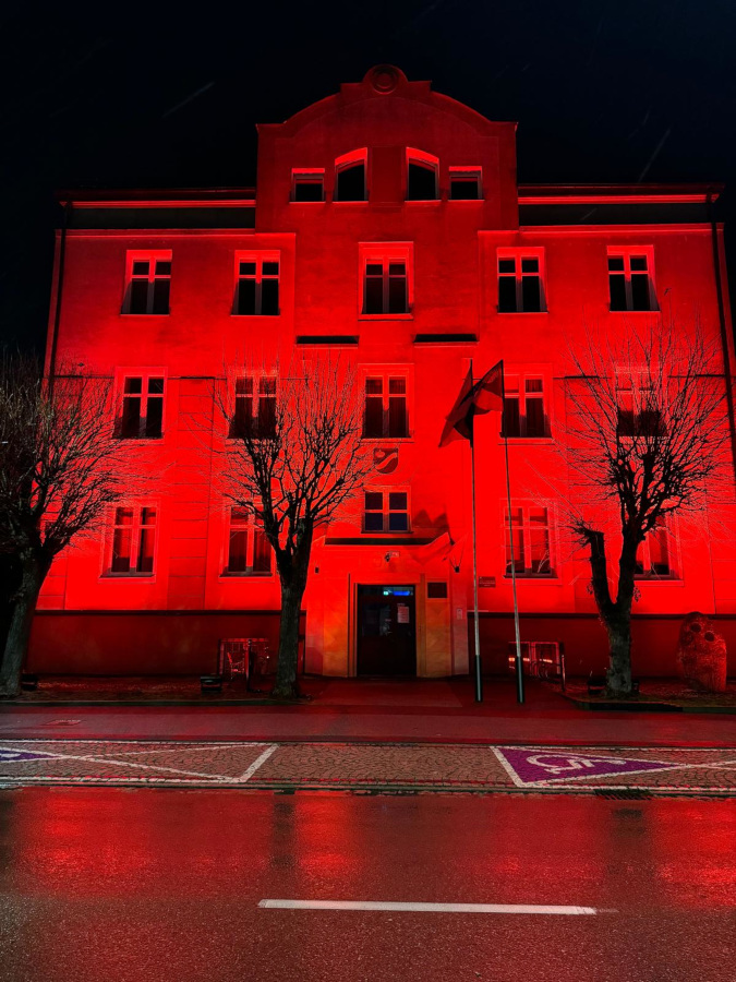 Budynek Starostwa Powiatowego przy ul. 3 Maja 29 w Augustowie podświetlony na czerwono w ramach Kampanii Dzieciństwo bez Przemocy