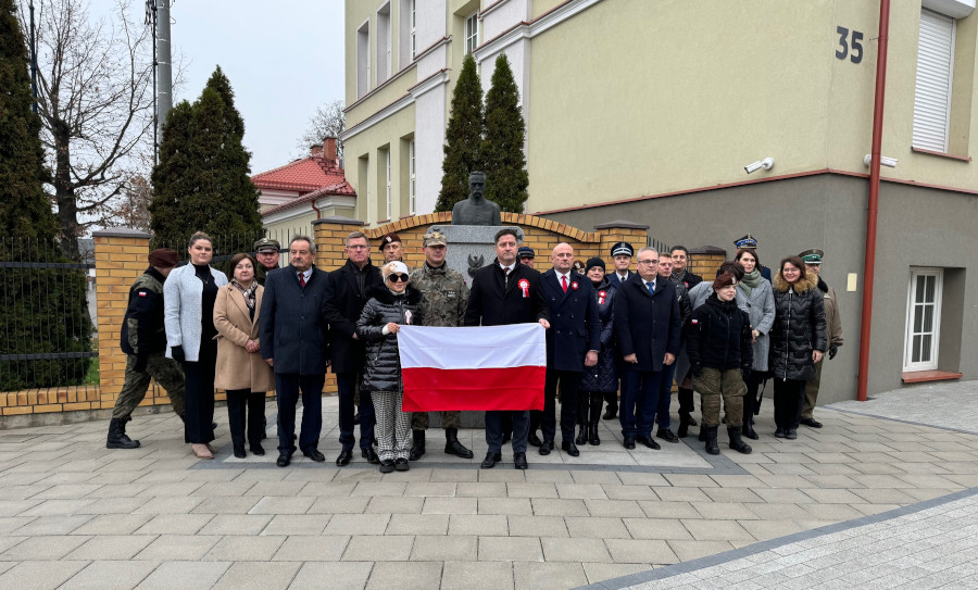 uczestnicy Obchodów Narodowego Święta Niepodległości w Augustowie – apel pod pomnikiem Marszałka Józefa Piłsudskiego w Augustowie