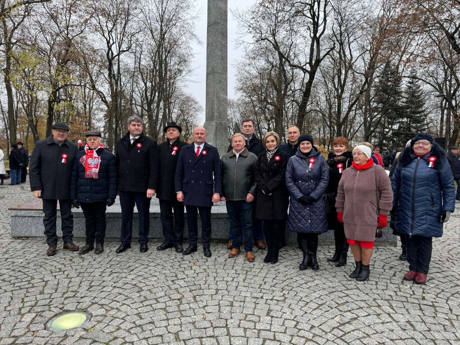 uczestnicy Obchodów Narodowego Święta Niepodległości w Augustowie podczas uroczystości na Rynku Zygmunta Augusta