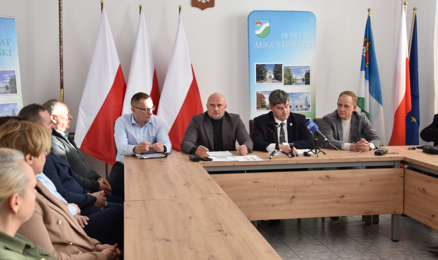 Konferencja dot. modernizacji dróg na terenie powiatu, na zdjęciu od lewej m.in. Dyrektor PZD D. Hiero, Wicestarosta W. Szczudło, Starosta P. Rusiecki, Radny Województwa Podlaskiego P. Wnukowski