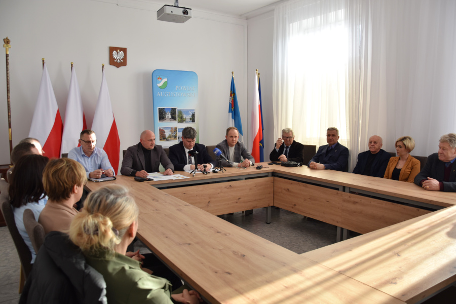 Konferencja dot. modernizacji dróg na terenie powiatu, na zdjęciu od lewej m.in. Dyrektor PZD D. Hiero, Wicestarosta W. Szczudło, Starosta P. Rusiecki, Radny Województwa Podlaskiego P. Wnukowski